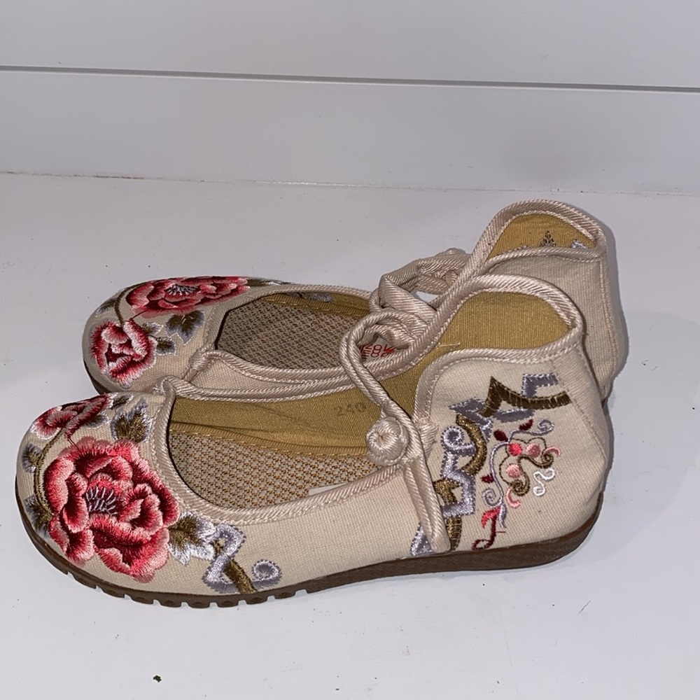 Women’s cloth flats 🥿 shoes NWOT
Size 240